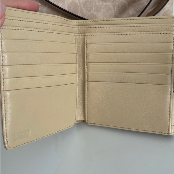 Elegant Tan Leather Women's Bag - Picture 3 of 5